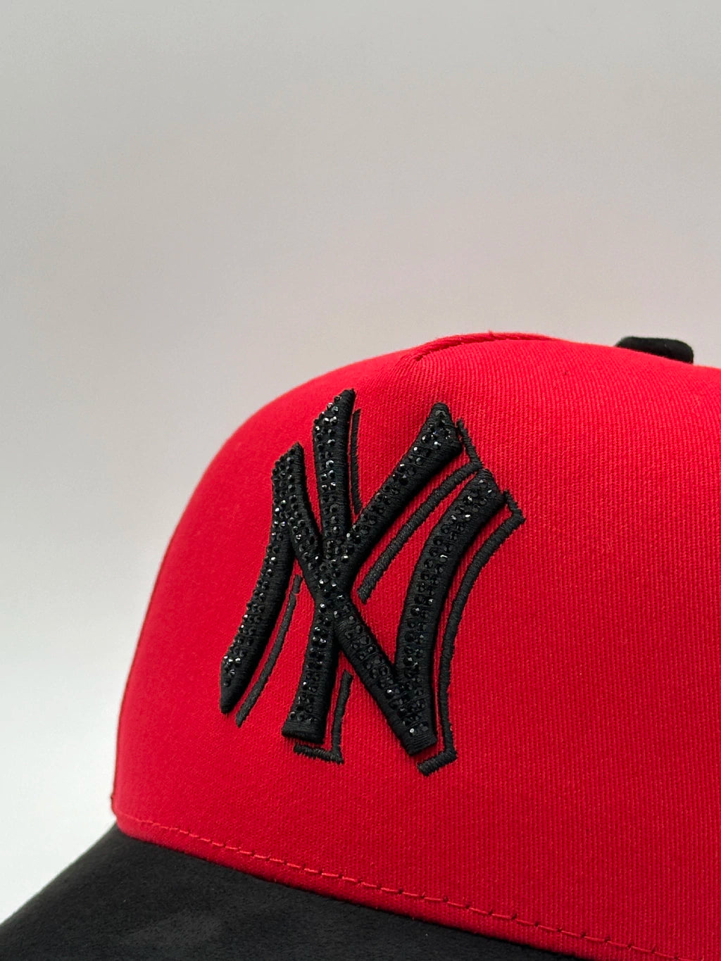 GORRA BIG BOSS // KEVIN HATS BLACK AND RED